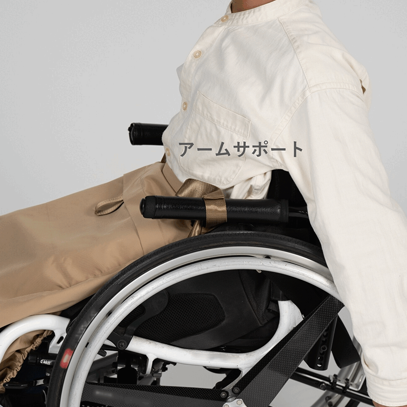 車椅子利用者向けレインウェア(晴雨兼用)